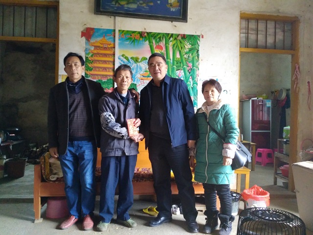 帮扶干部慰问村困难老党员.jpg