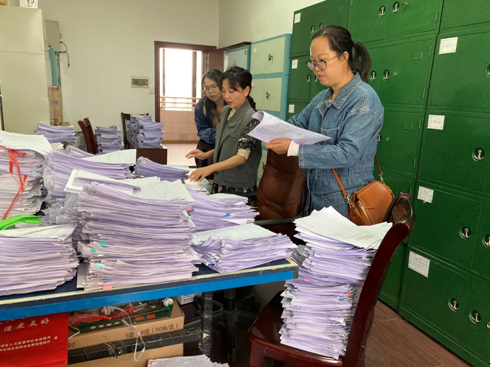 长洲区档案局对长洲镇档案室进行安全检查.png