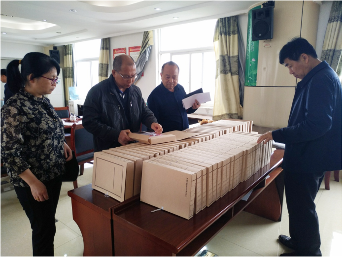 4月20日，调研指导组在岑溪市档案馆查看脱贫攻坚档案整理情况.png