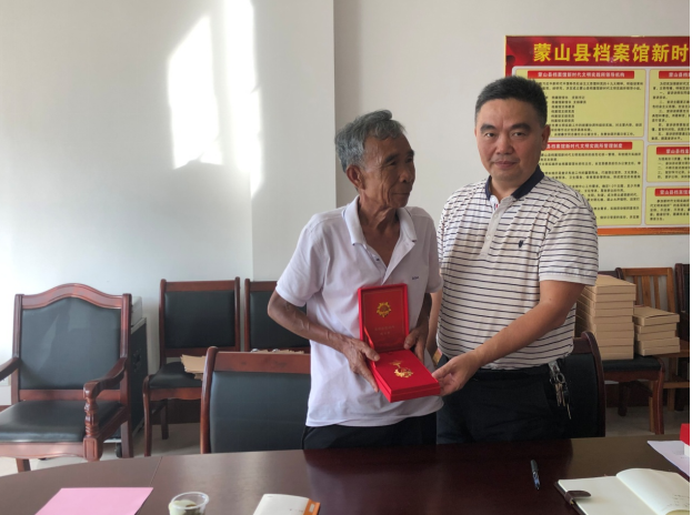 颁发“光荣在党50年”纪念章.png