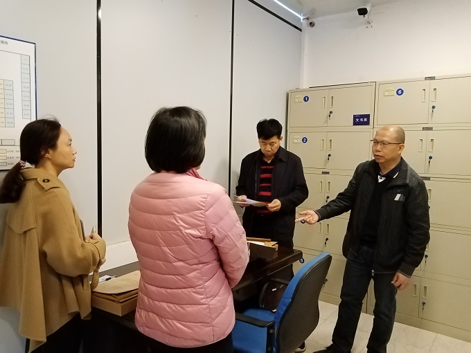 企业档案工作目标管理自治区级评审组在档案库房现场查看.jpg